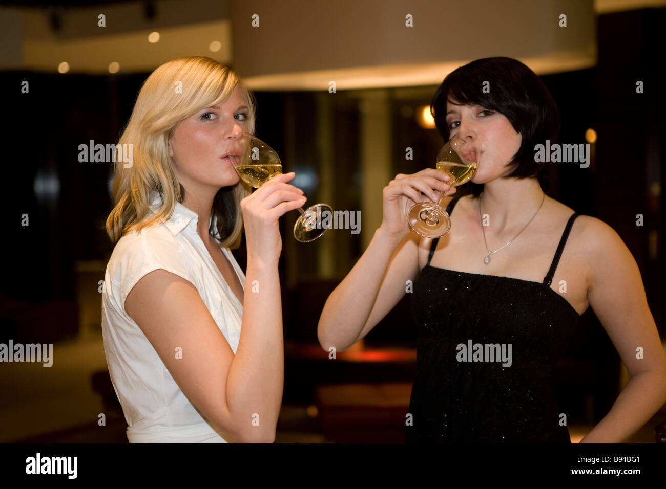 Frauen Trinken Sekt eine der Hotelbar Stockfoto
