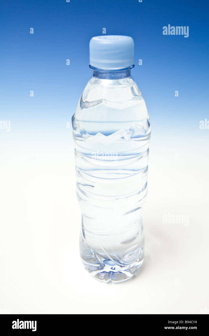 Mineralwasser auf einen abgestuften blauen Studio-Hintergrund Stockfoto