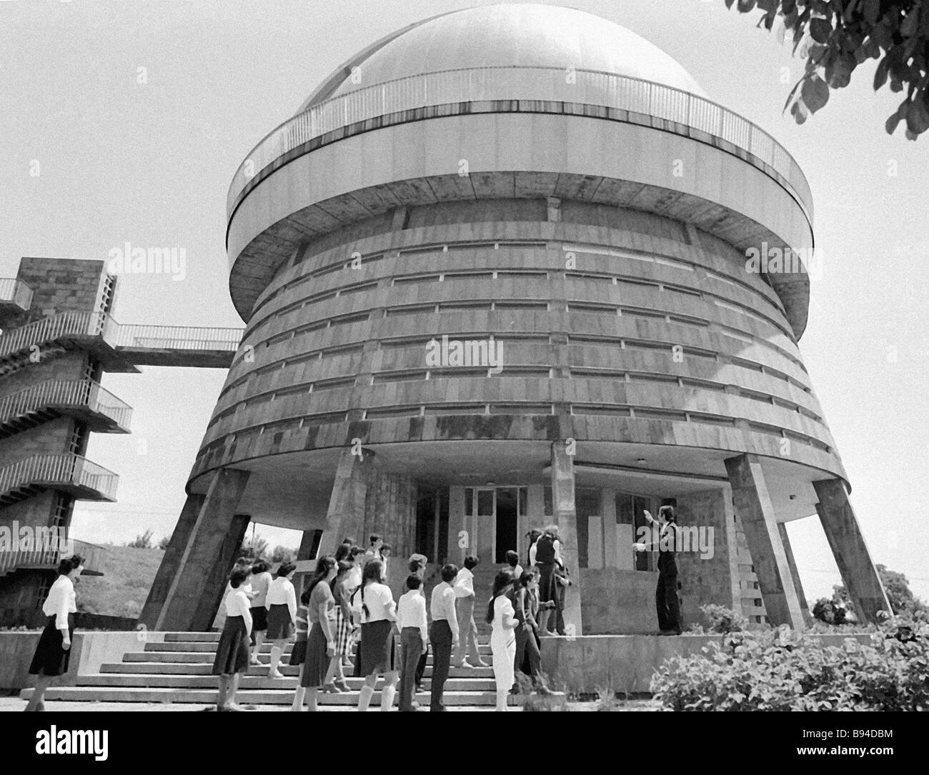 Byurakan Astrophysikalische Observatorium Besucher hören Sie ihren Führer Stockfoto