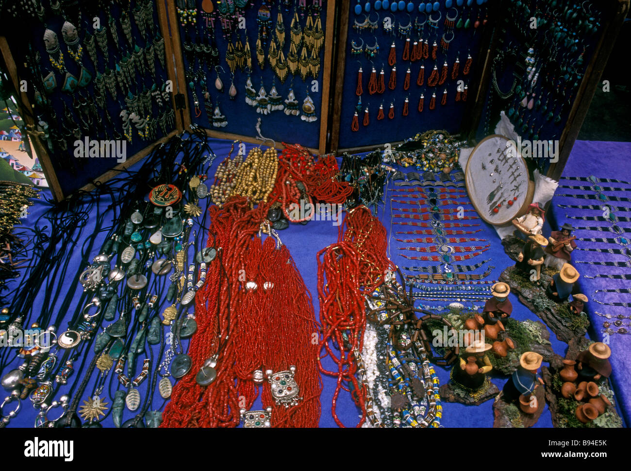 Schmuck, Anbieter, Otavalo Markt, indischen Markt, Plaza de Ponchos, Stadt  Otavalo, Provinz Imbabura, Ecuador, Südamerika Stockfotografie - Alamy