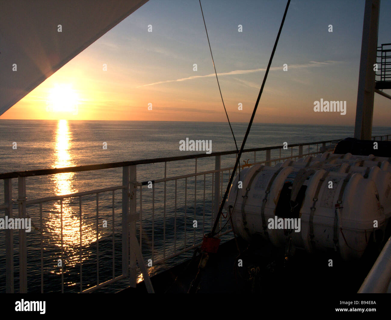 Sonnenuntergang von der Backbordseite des Oscar Wilde Ferry als She-Segel für Roskoff Stockfoto