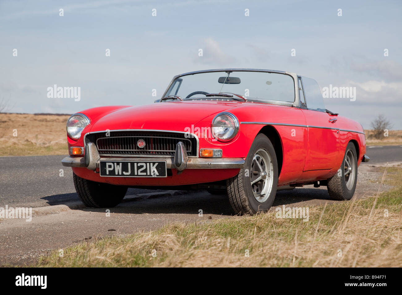 MGB Roadster Sportwagen in Rot mit der Haube unten, 1972 Modell Stockfoto