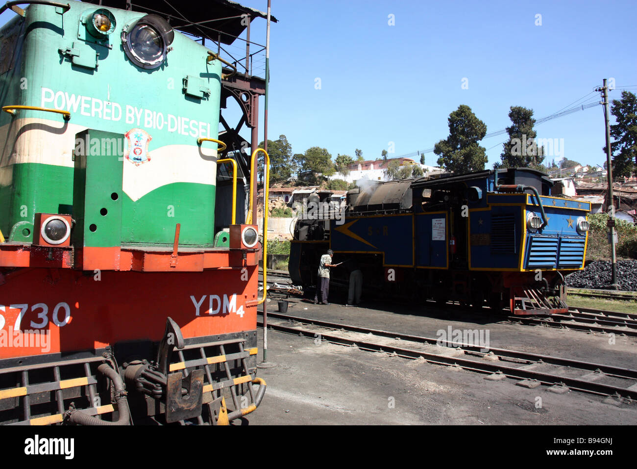 Die Schmalspurlokomotive Bio Diesel und ihr dampfbetriebener Vorgänger in der Connor Station India Stockfoto