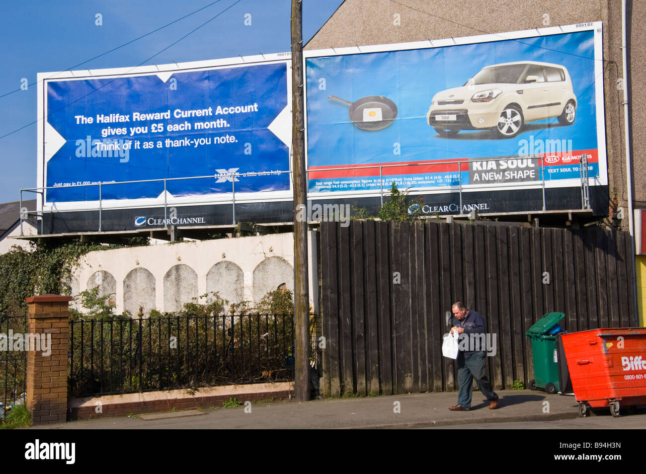 Werbung Plakatwand in Newport South Wales UK Stockfoto