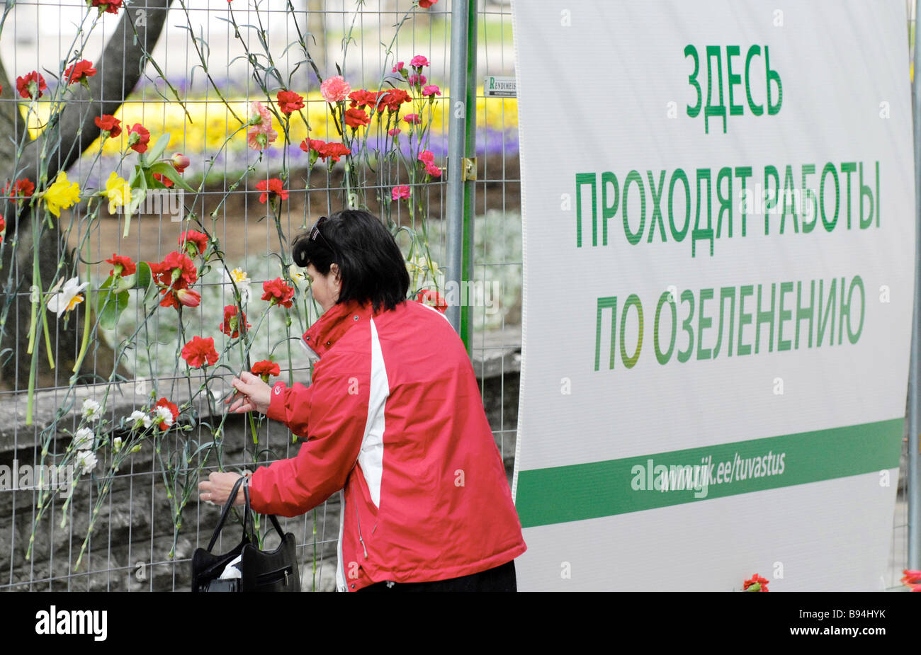 Menschen in der estnischen Hauptstadt Tallinn bringen Blumen auf dem ehemaligen Gelände der Befreier Soldat Denkmal auf dem Tonismagi Hill in den Stockfoto