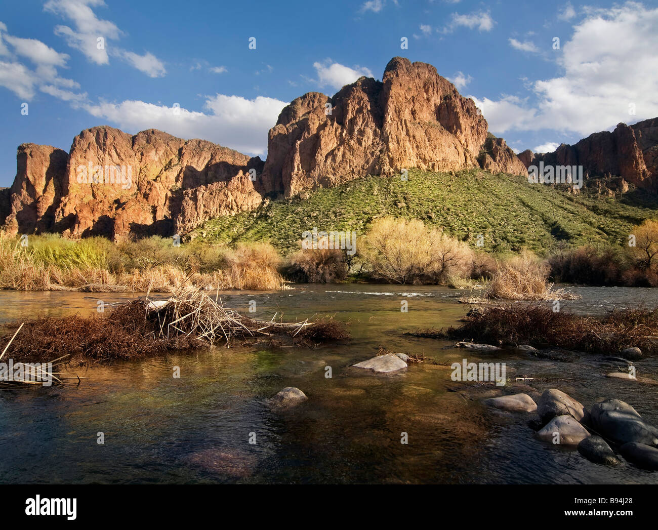 Arizona-Landschaft mit roten Felsen Berge und Bach. Stockfoto