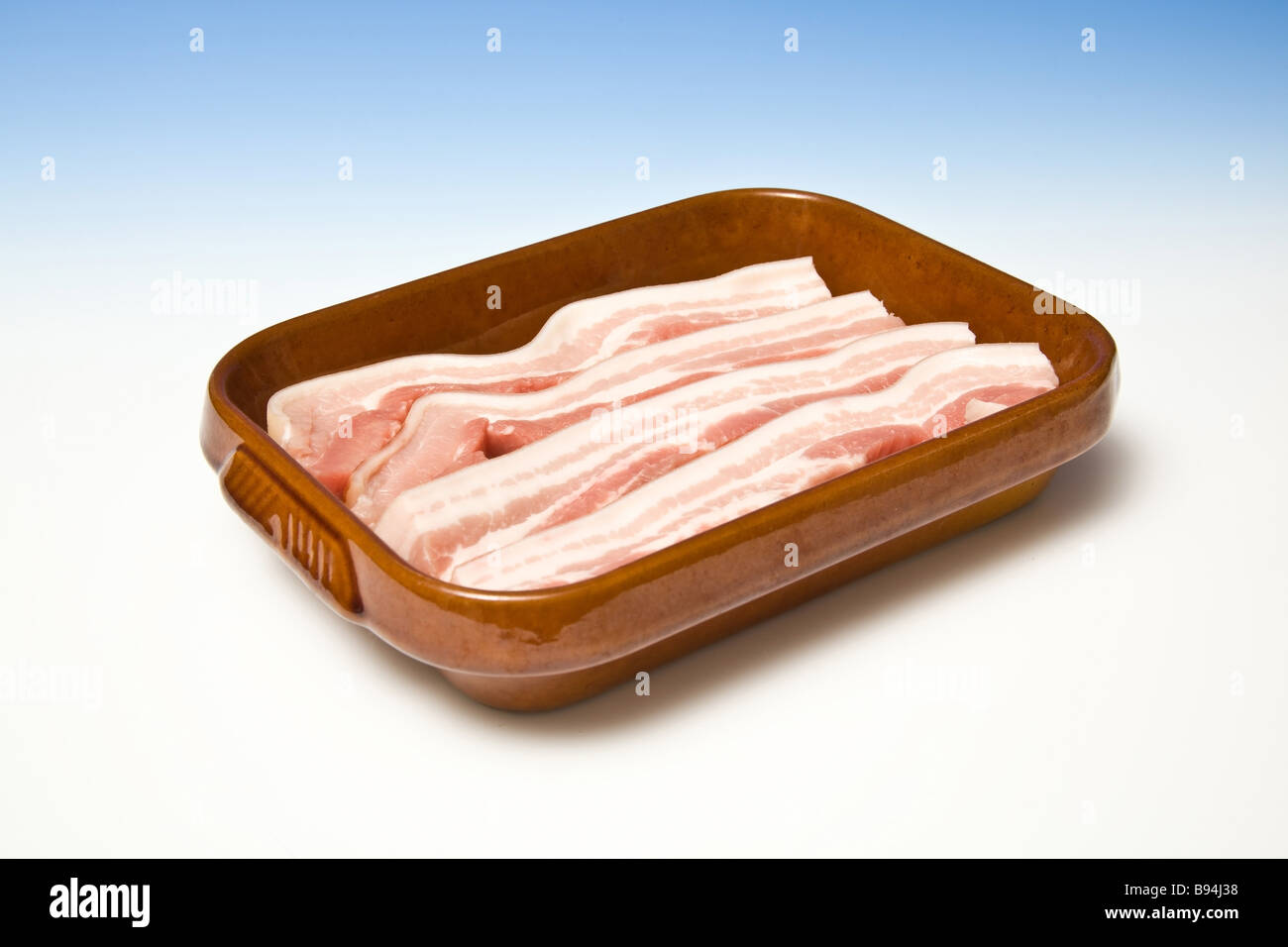 Schwein Bauchfleisch auf ein blaues Studio-Hintergrund Stockfoto