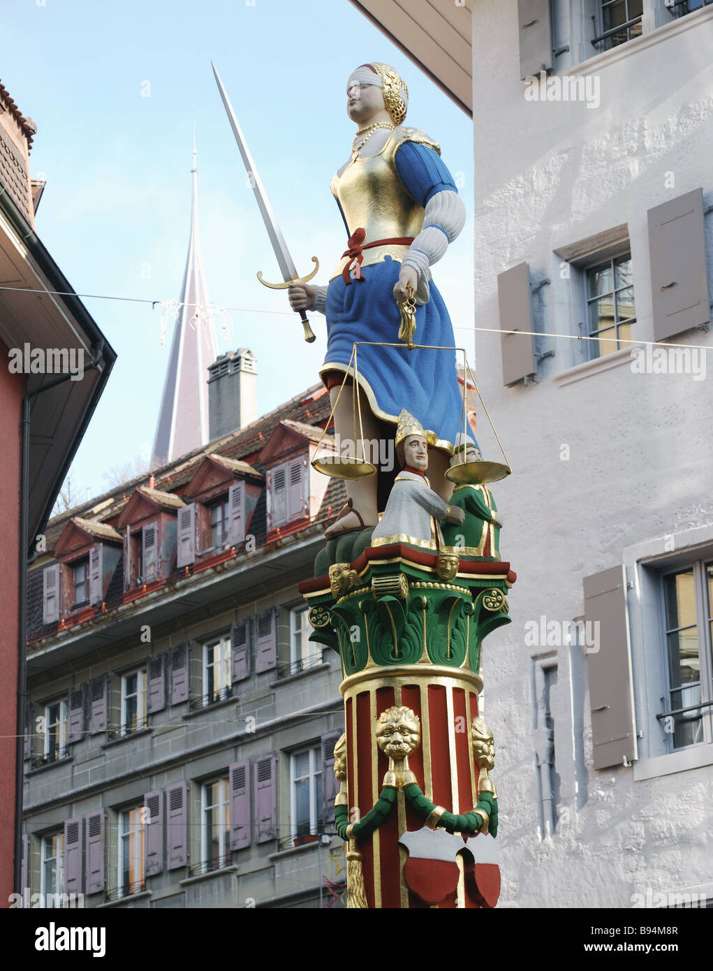 Ansicht der Dame (Justizministerium) im Brunnen in Palud Place Lausanne. Schweiz Stockfoto