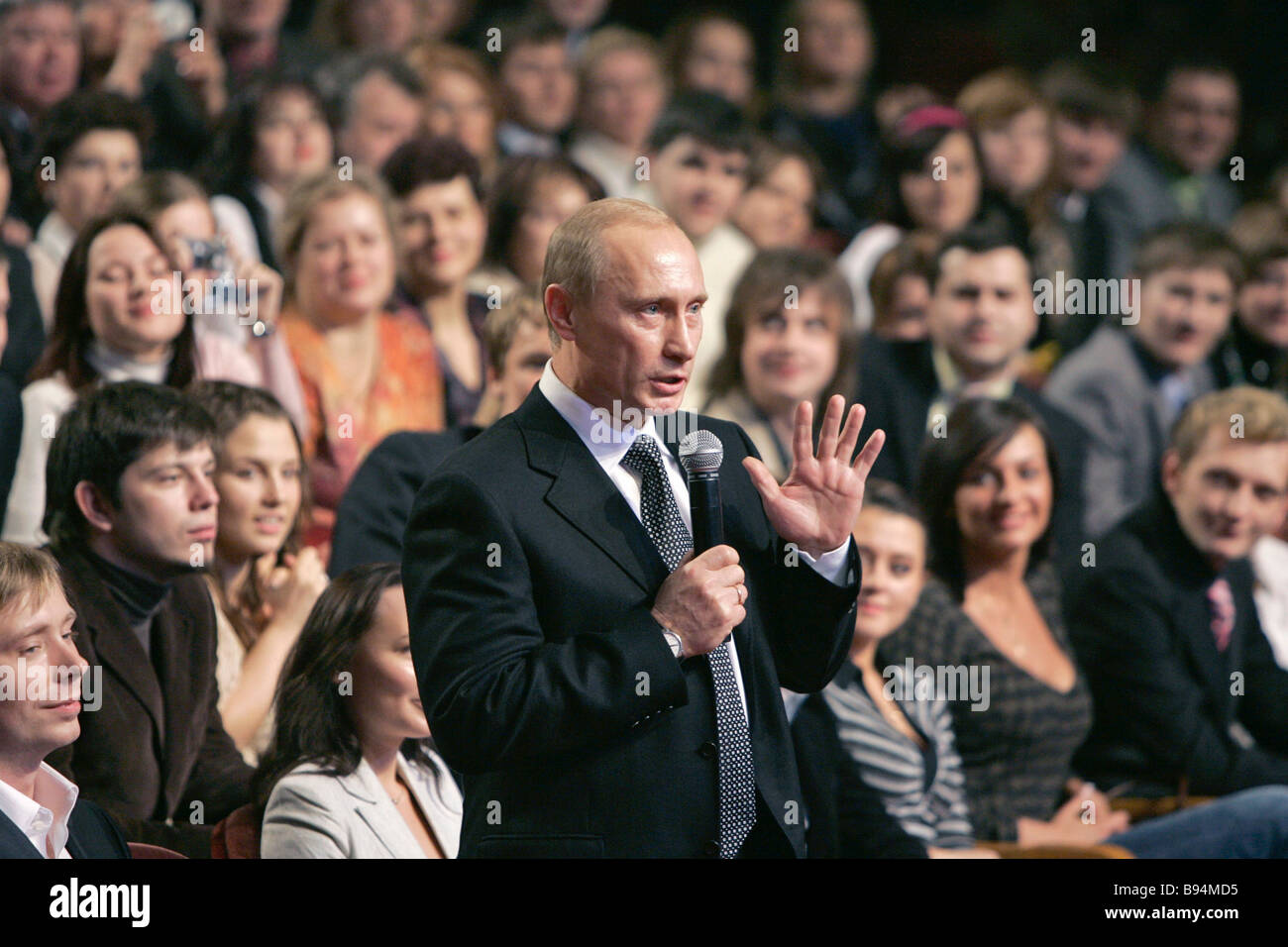 Der russische Präsident Vladimir Putin spricht ein russische Armee Theater-Publikum im Rahmen einer KVN 45 Gala die 45. Einrichtung gewidmet Stockfoto