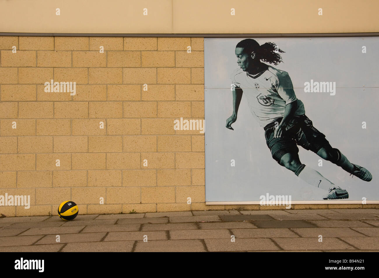 Nike Werbung mit Ronaldinho im Royal Kais shopping Outlet in North Shields.  UK Stockfotografie - Alamy