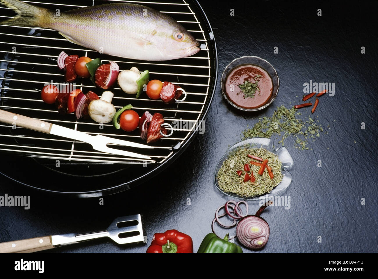 Food Display, Gourmet-Restaurant, Fisch und Meeresfrüchte am BBQ Grill Stockfoto
