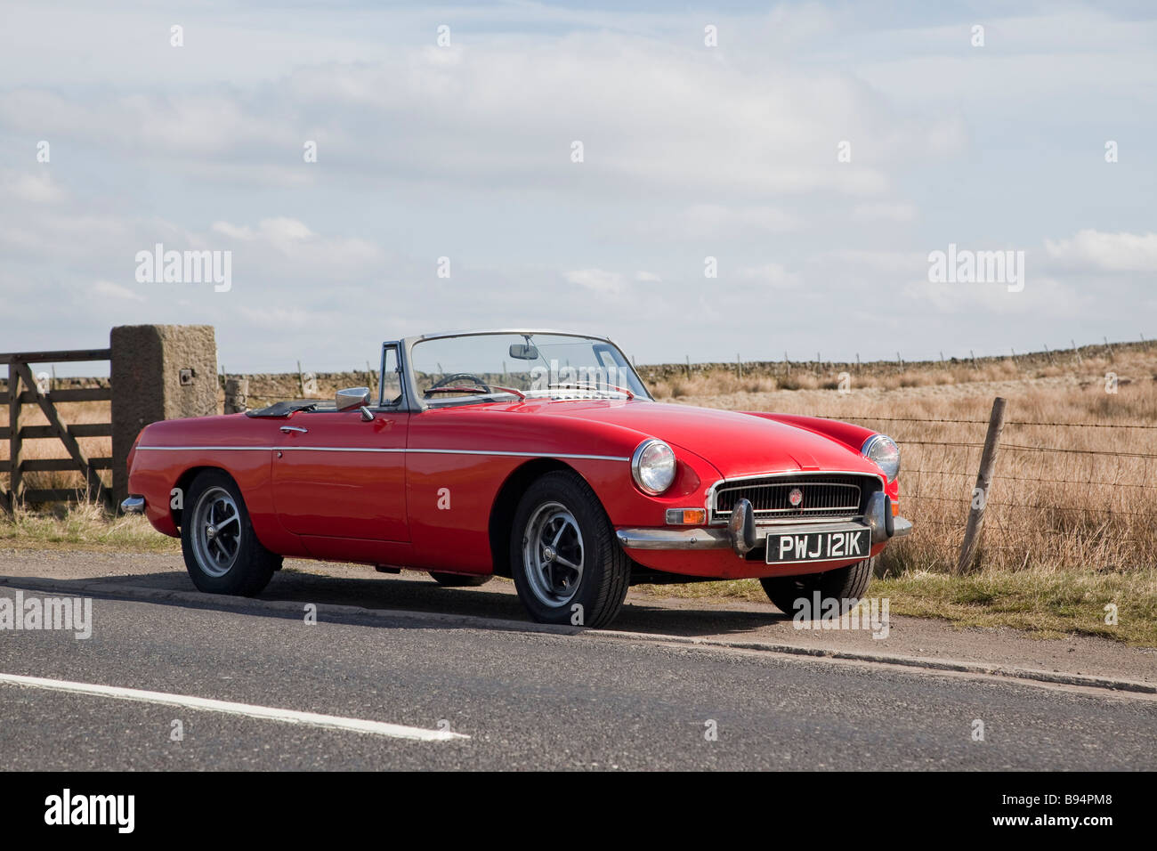 MGB Roadster Sportwagen in Rot mit der Haube unten, 1972 Modell Stockfoto