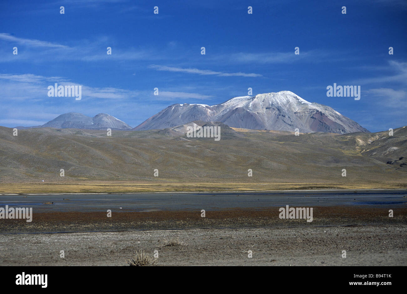 Sabancaya (links) und Ampato Vulkane und Laguna Mucurca, in der Nähe von Cabanaconde, Arequipa Region, Peru Stockfoto