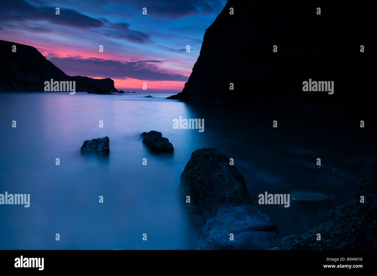 Die Sonne, Mann o Krieg Cove Dorset steigen ab Stockfoto