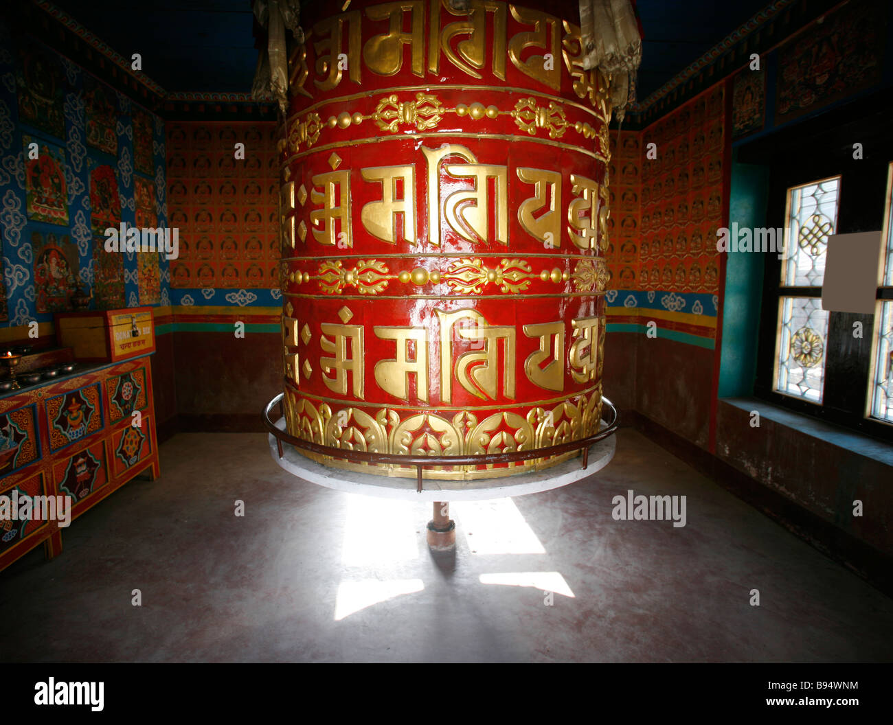 Großes Gebet Rad in kleinen Tempel auf dem Annapurna circuit Stockfoto