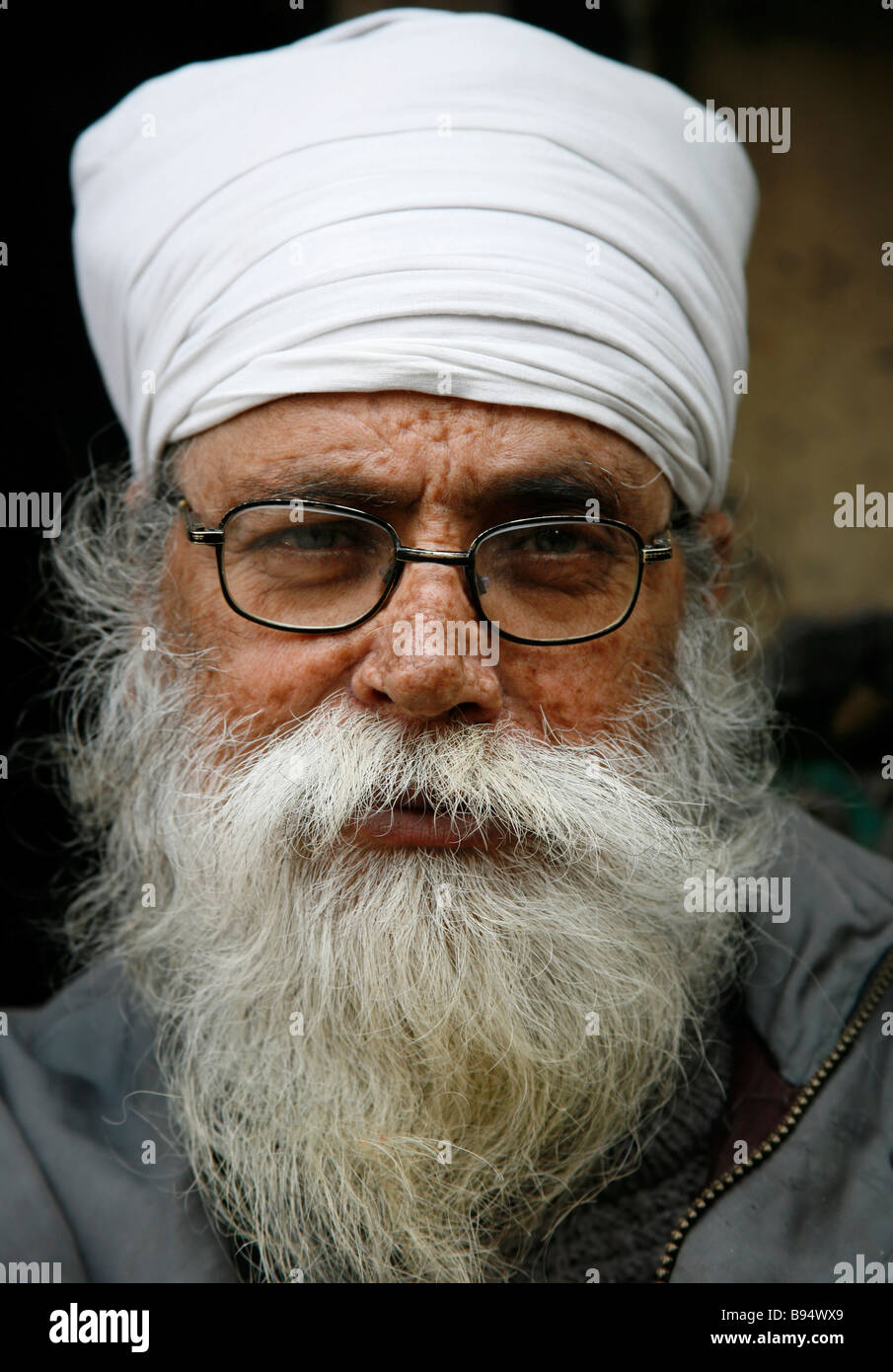 Delhi Indien 1. Februar 2008 alten weißen bärtigen Sikh Mann mit Turban und Brille Stockfoto