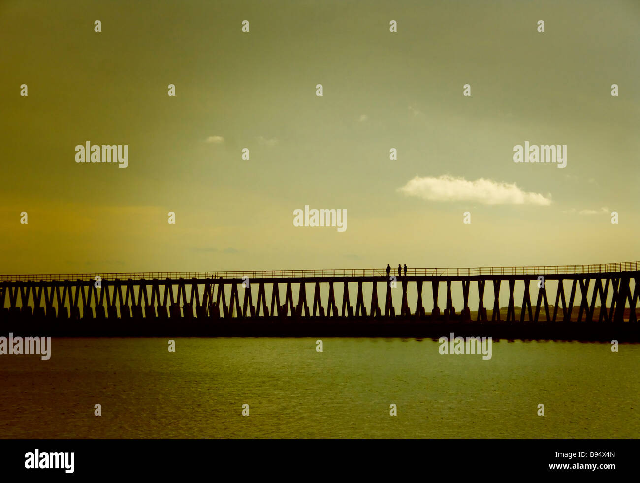 Drei Figuren, Angeln im Bltyh Hafen, Northumberland UK. Stockfoto