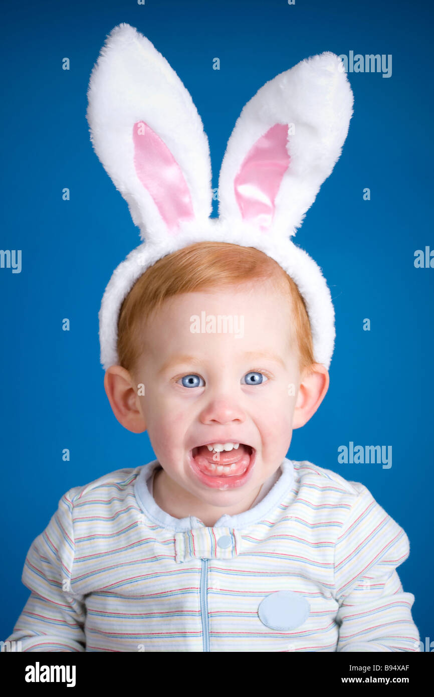 Schöne Baby Ostern Hasenohren am Kopf zu tragen Stockfoto
