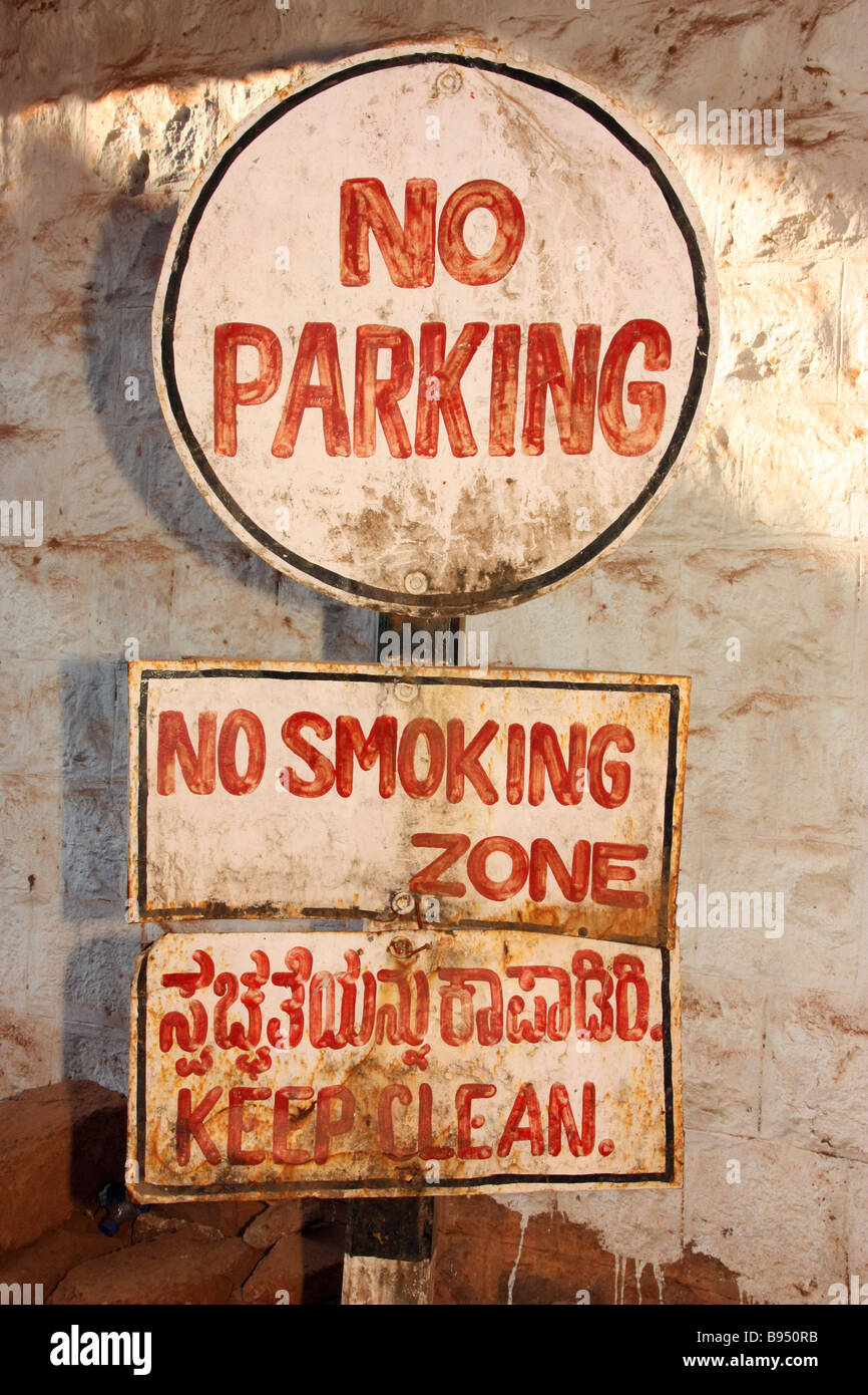 Grubby indischen Road Sign. Kein Parkplatz, Nichtraucher, sauber halten Stockfoto