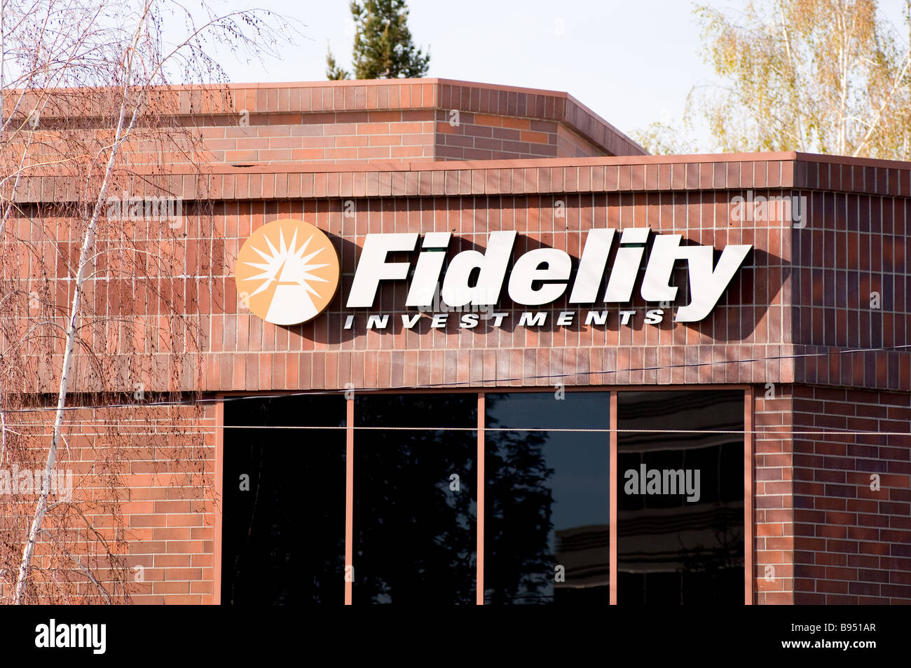 Äußere Zeichen auf der Außenseite der Backsteinbau mit Fidelity Investments Zeichen und Logos Stockfoto
