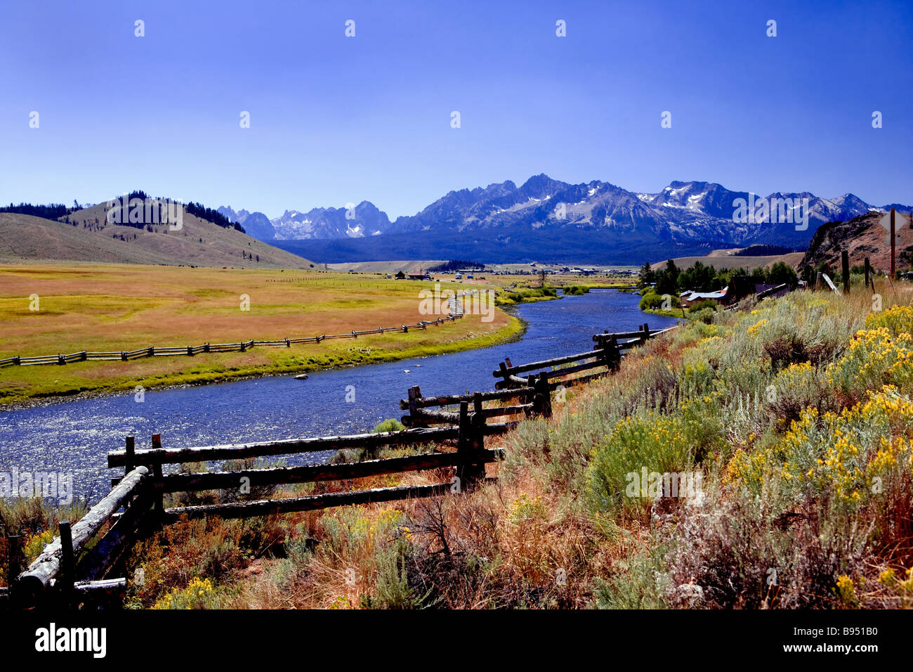 Salmon River in der Nähe von Stanley, Idaho.   Stanley liegt am Fuße der Berge.  Ein ganzjähriges Naherholungsgebiet. Stockfoto