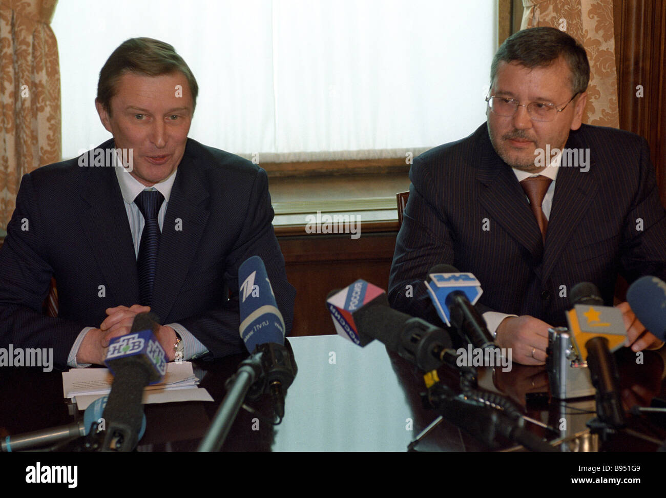 VerteidigungMinister Sergei Ivanov links von Russland und Anatoli