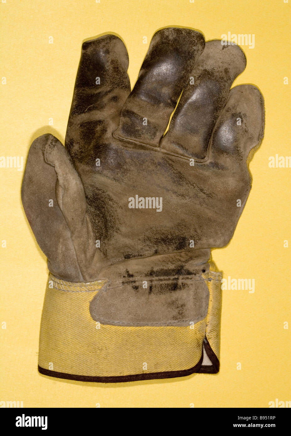 Eine verschmutzte Arbeitshandschuh Stockfoto