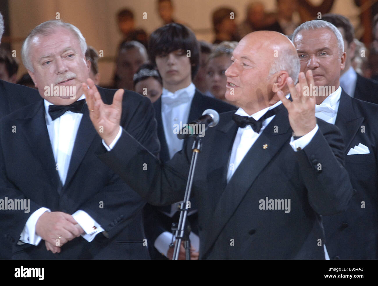 Moskauer Bürgermeister Yuri Luzhkov rechts und Wiener Bürgermeister Michael Häupl Eröffnung der 5. Wiener Ball in der Manege-Gebäude in Moskau die Stockfoto