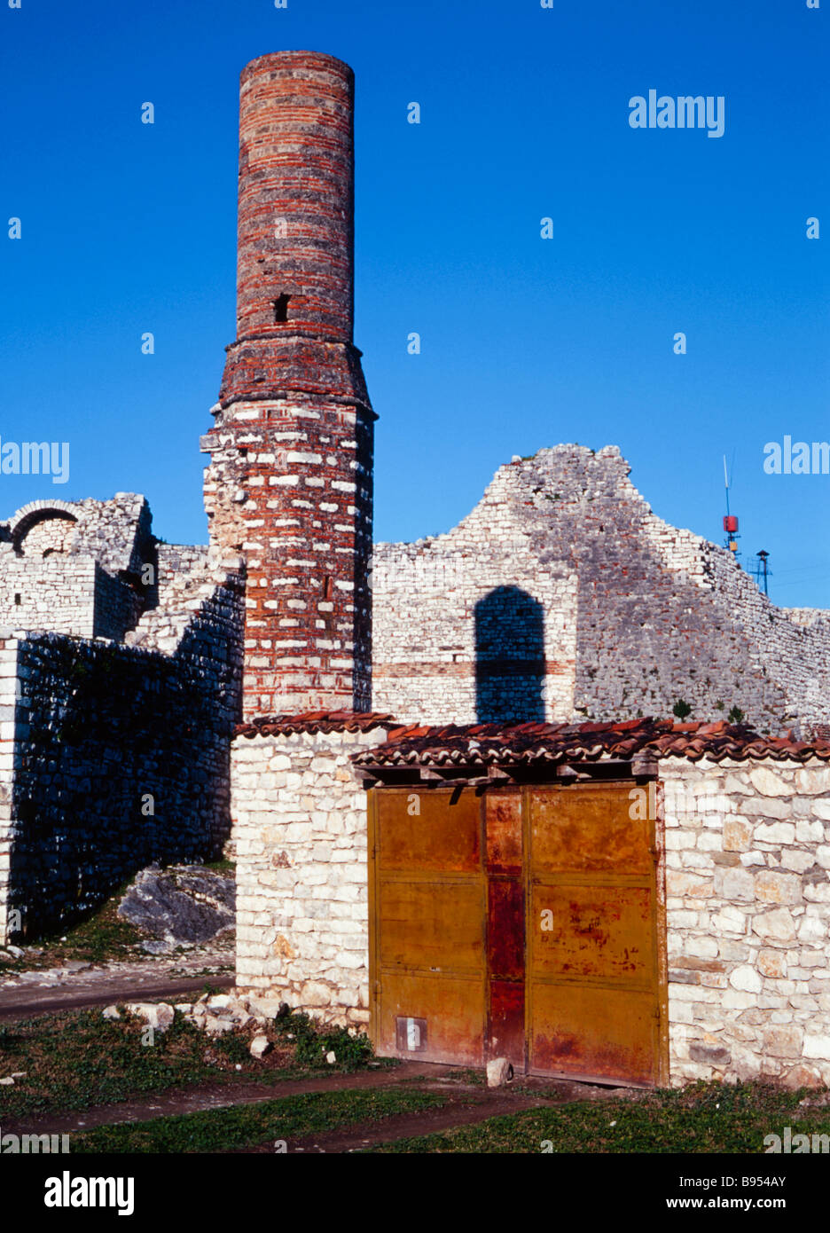 Ruinen der Roten Moschee in Mittelalbanien Berats Zitadelle Stockfoto