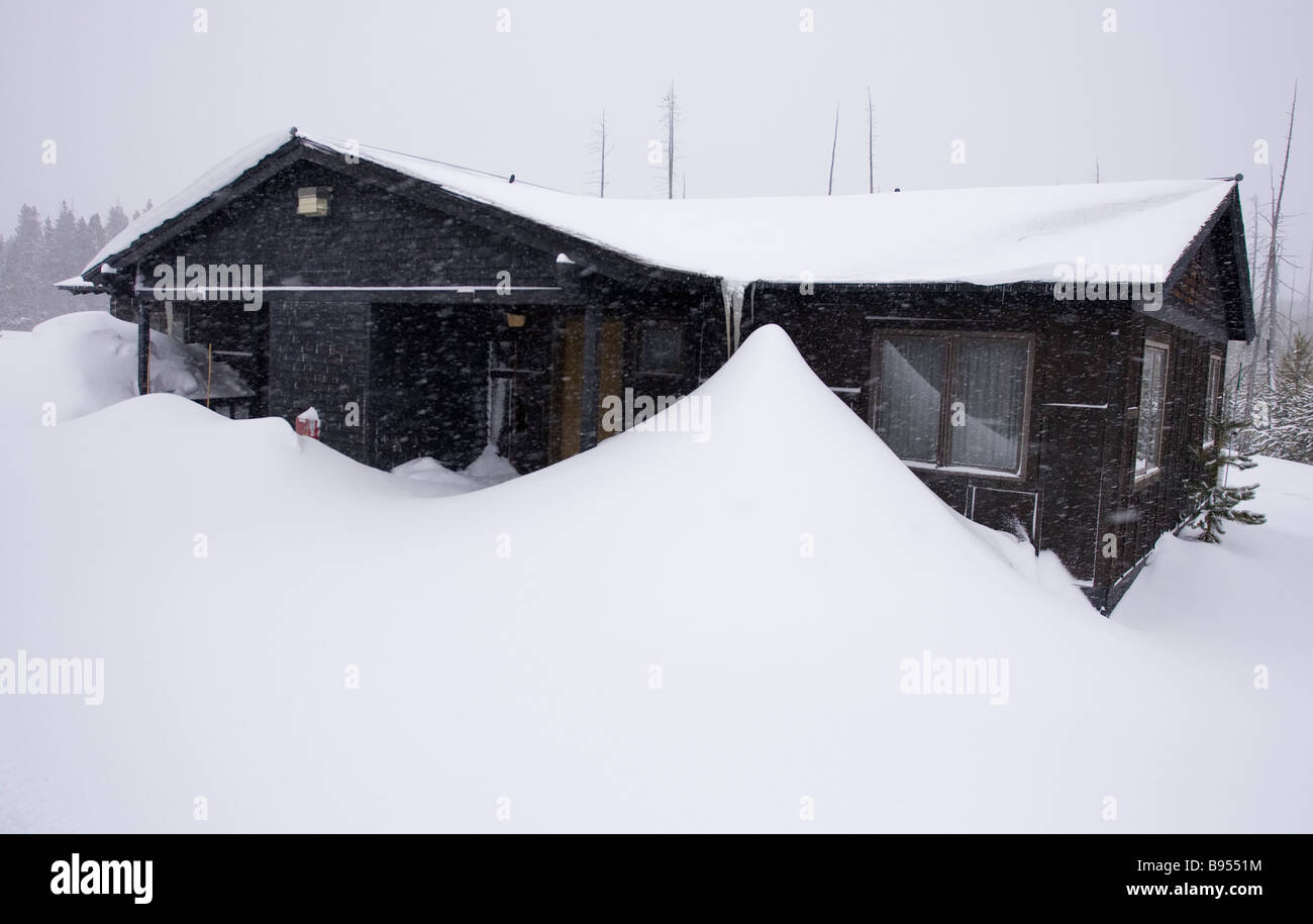 Hohen Schnee driftet gegen die Mannschaft von einer Kabine Stockfoto