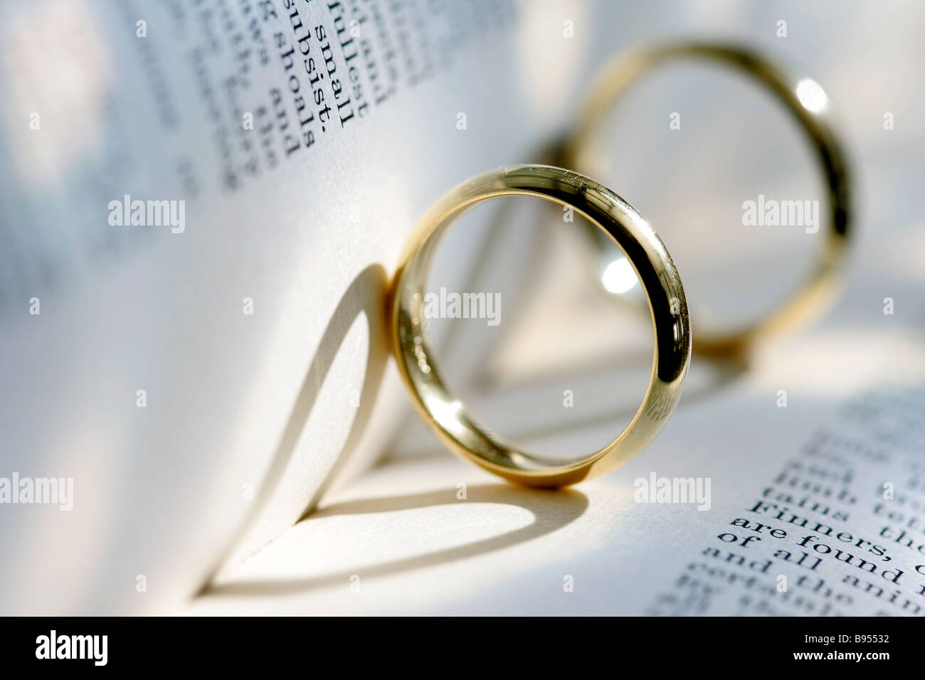 Trauringe Schmuck paar Braut Bräutigam kostbaren Ring in Herzform Schatten zwei besonderen Tag Manschette Kleid Braut Hochzeit Liebe Stockfoto