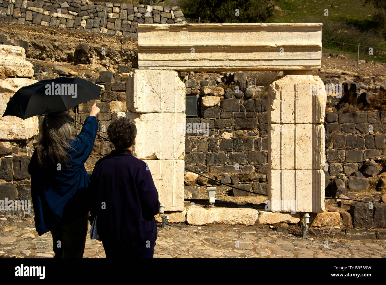 Touristen, die alte Inschrift am Querträger der kolossale Eingangstor zum großen Erdbeben lesen gestürzt Gebäude Stockfoto