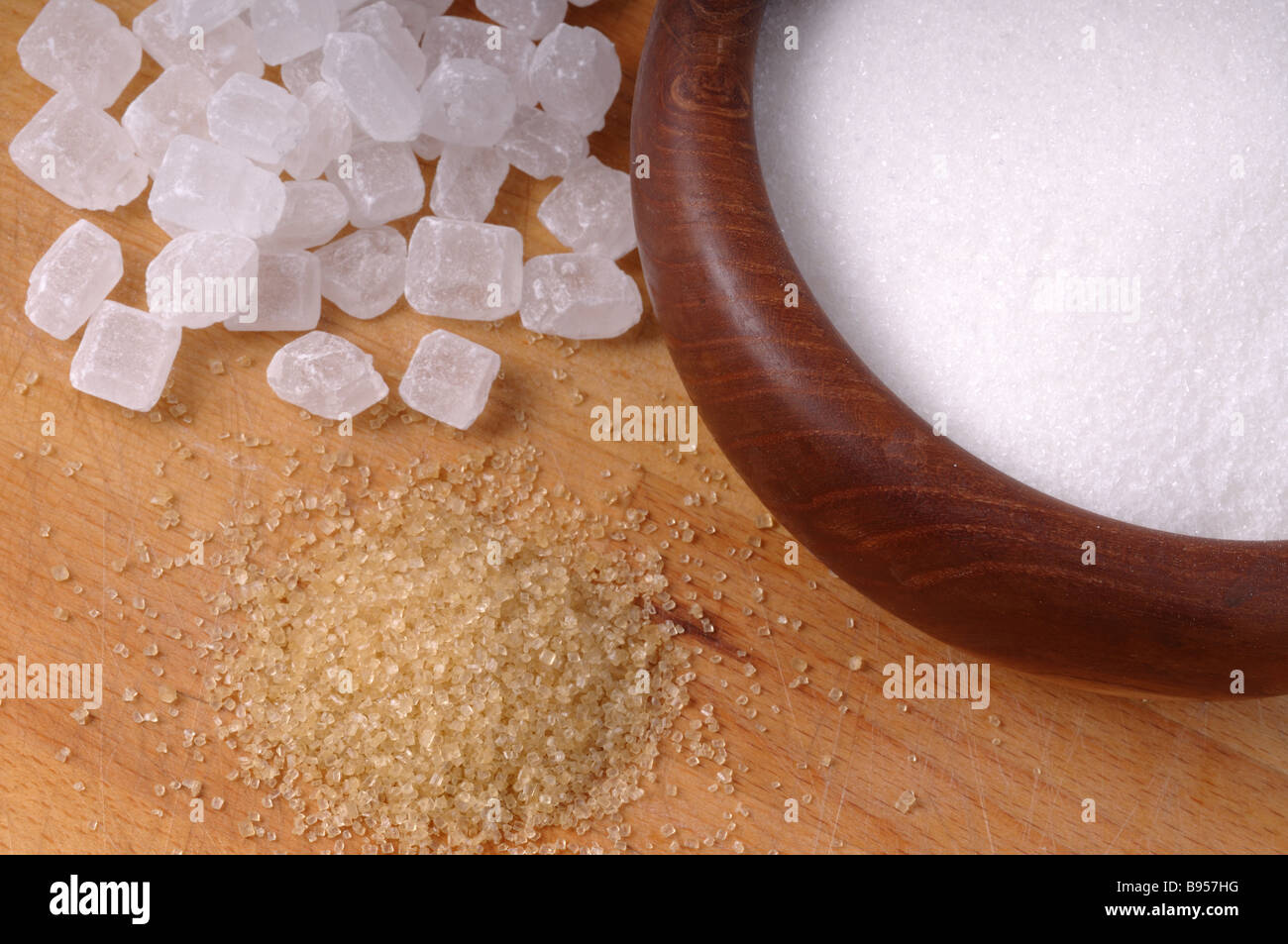 Weisser Zucker Kristallzucker Und Rohrzucker Auf Einem Holzernen Hintergrund Stockfotografie Alamy