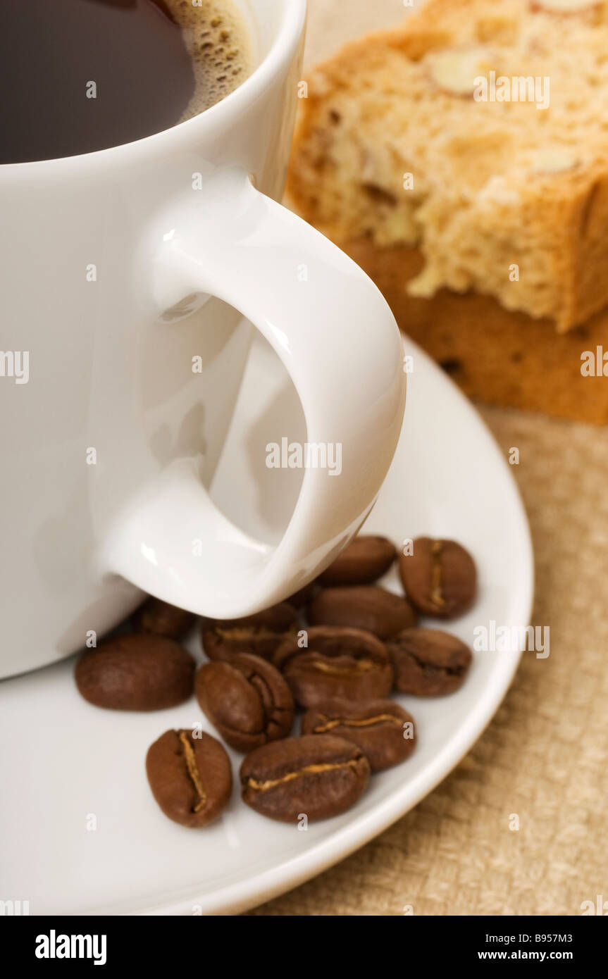 Tasse schwarzen Kaffees und Bohnen Aus Nächster Nähe Stockfoto