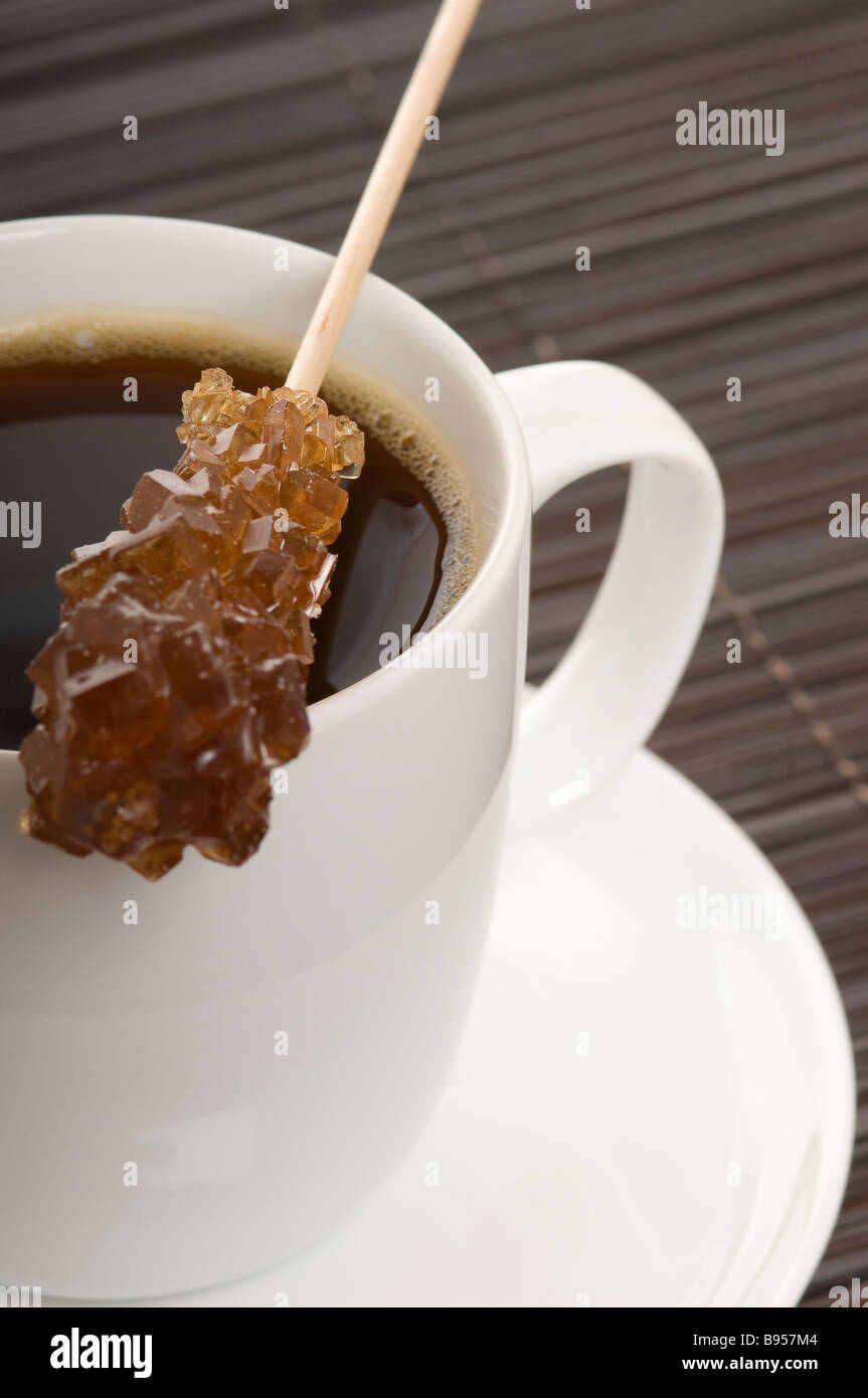 Tasse schwarzen Kaffee und Zuckerstab Aus Nächster Nähe Stockfoto