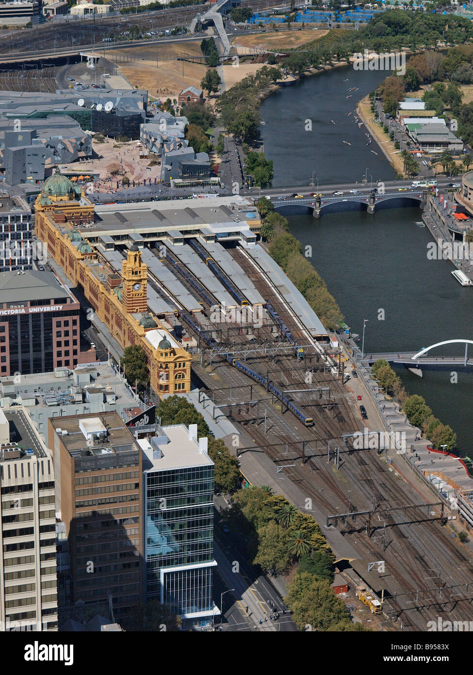 Luftaufnahme der Stadt Melbourne Flinders Street Bahnhof von Rialto Towers victoria Australien Stockfoto