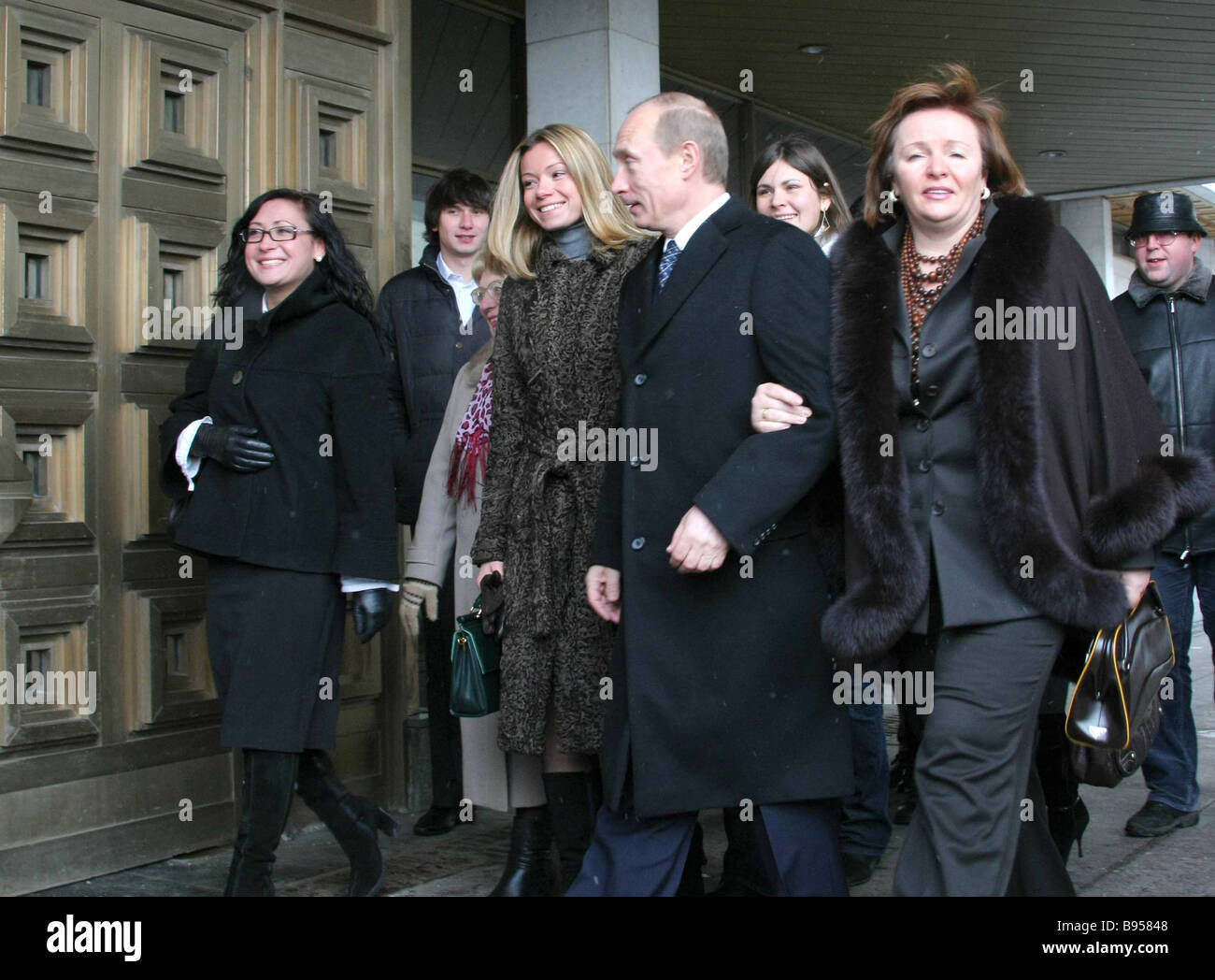 2. Dezember 2007 Präsident Vladimir Putin und seine Frau Ljudmila auf sein Recht und seine Wähler vor Polling station Nr. 2039 Stockfoto
