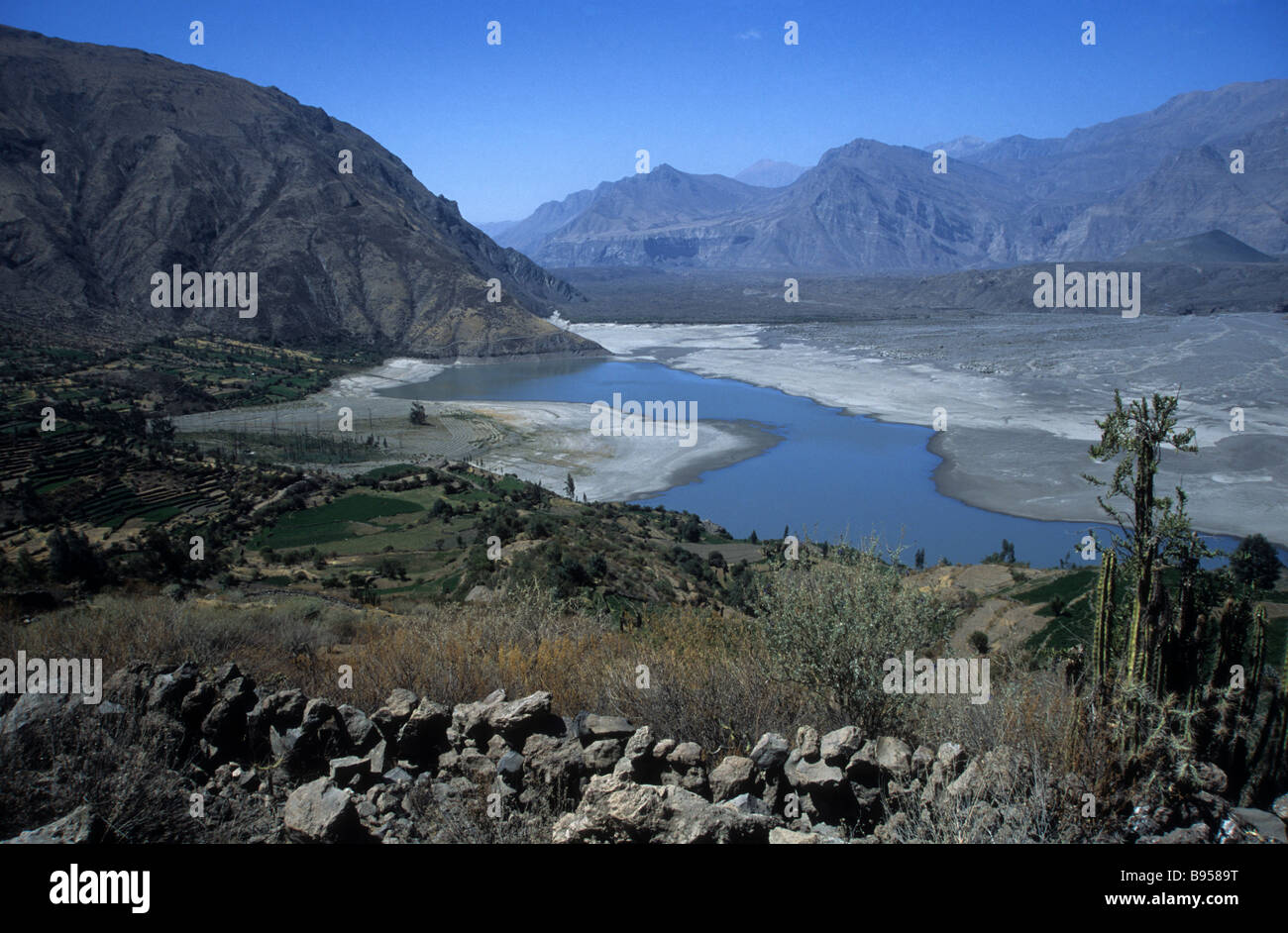 Lake Chachas und Ayo Flusstal in der Nähe von Andagua, Colca Canyon Region, Peru Stockfoto