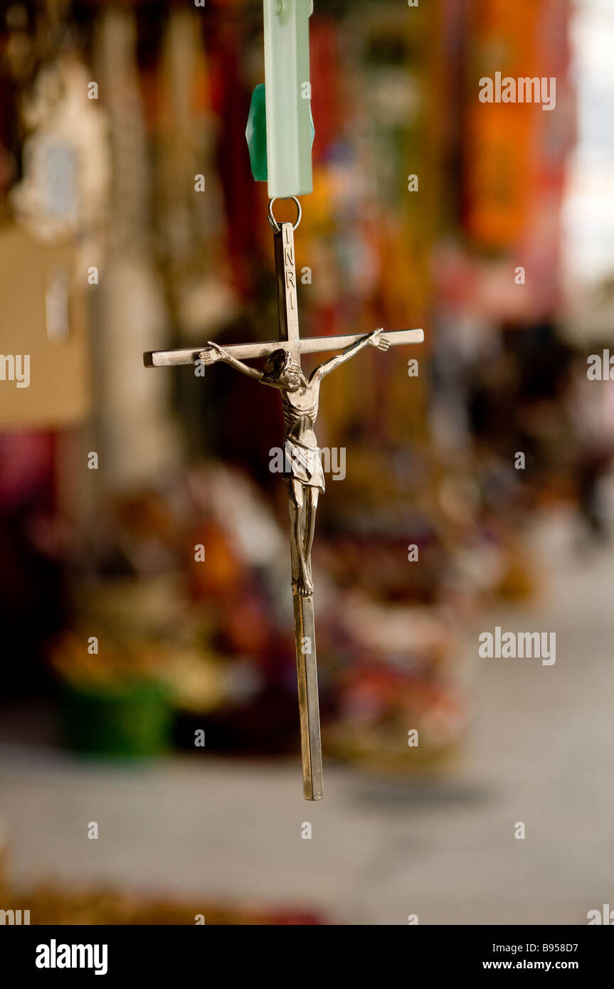 Religiöse Symbole für den Verkauf in einem Souvenirladen im Muristan alten christlichen Viertel von Jerusalem Israel Stockfoto