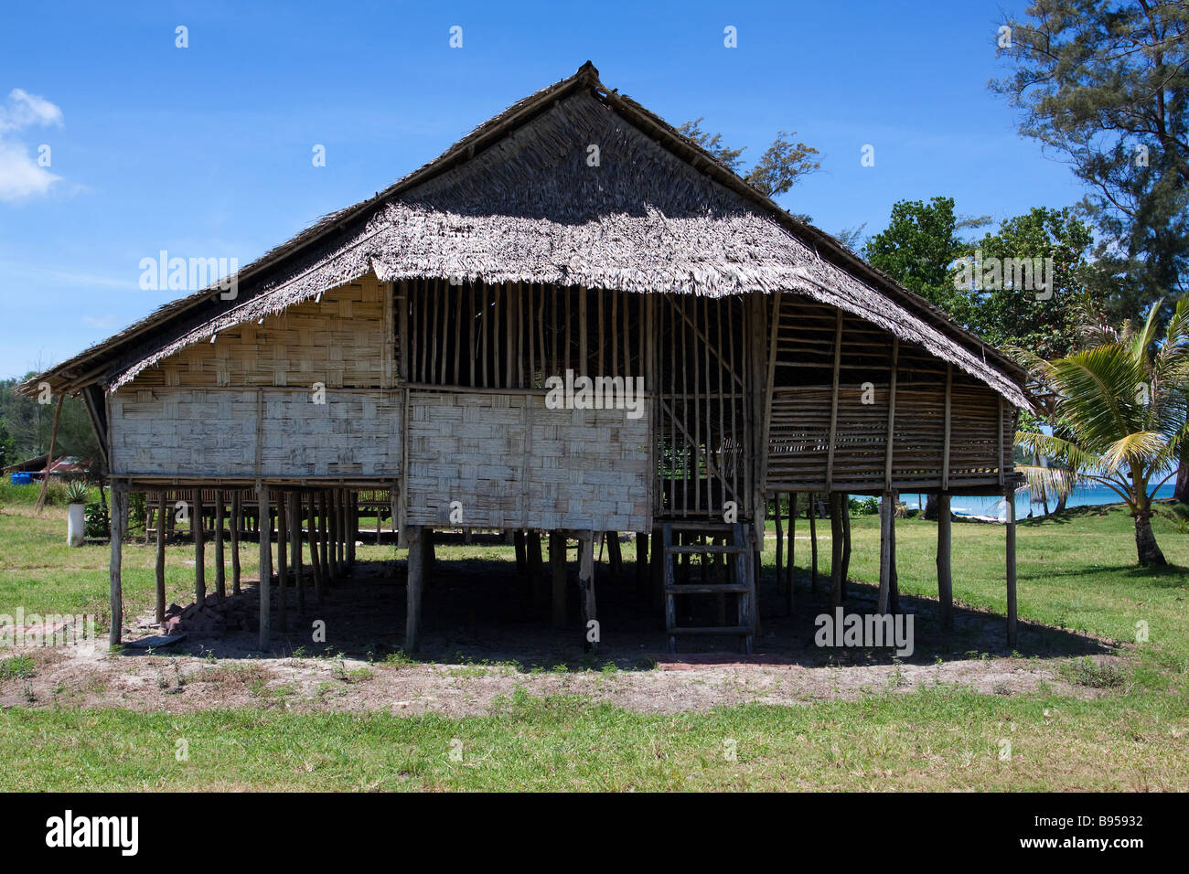 Rekonstruktion der traditionellen Stil Rungus Stammes-Langhaus in der Nähe von Kudat North Borneo dient für touristische Gastfamilien Stockfoto