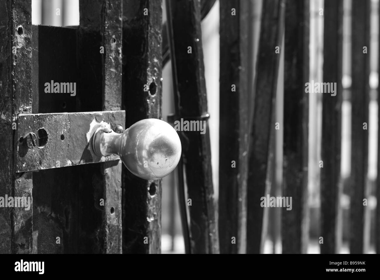 Türgriff montiert auf ein Tor in eine Wohnung Stockfoto