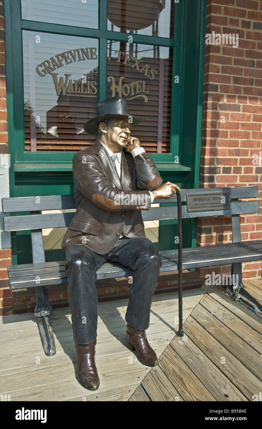 Grapevine Texas Innenstadt Skulptur sitzend auf Bank Bürgersteig Richter des Künstlers J Seward Johnson Jr. Stockfoto