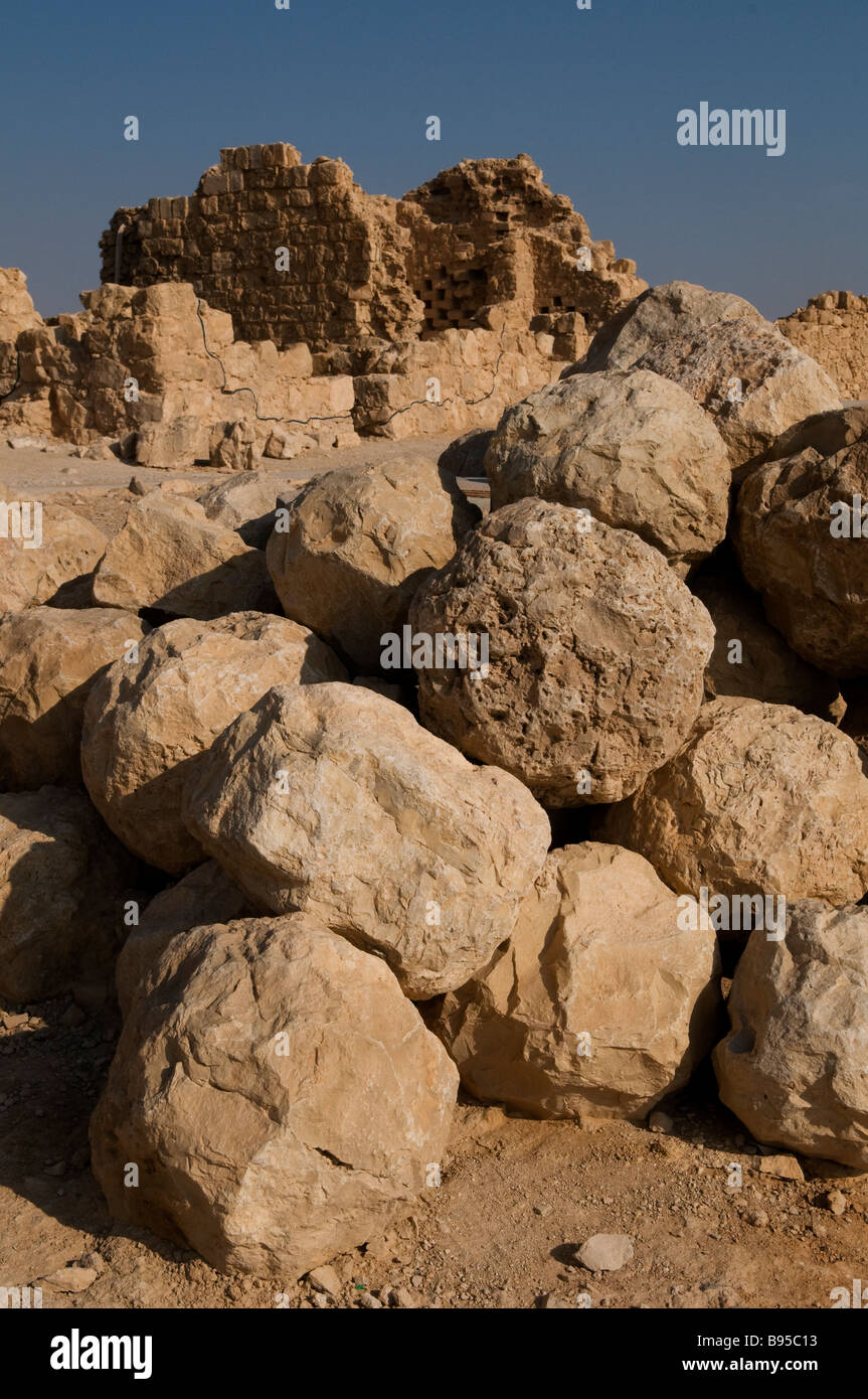 Stapel der Römischen ballista Kugeln in Masada alte Festung am östlichen Rand der Juda oder Judäische Wüste in Israel. Stockfoto