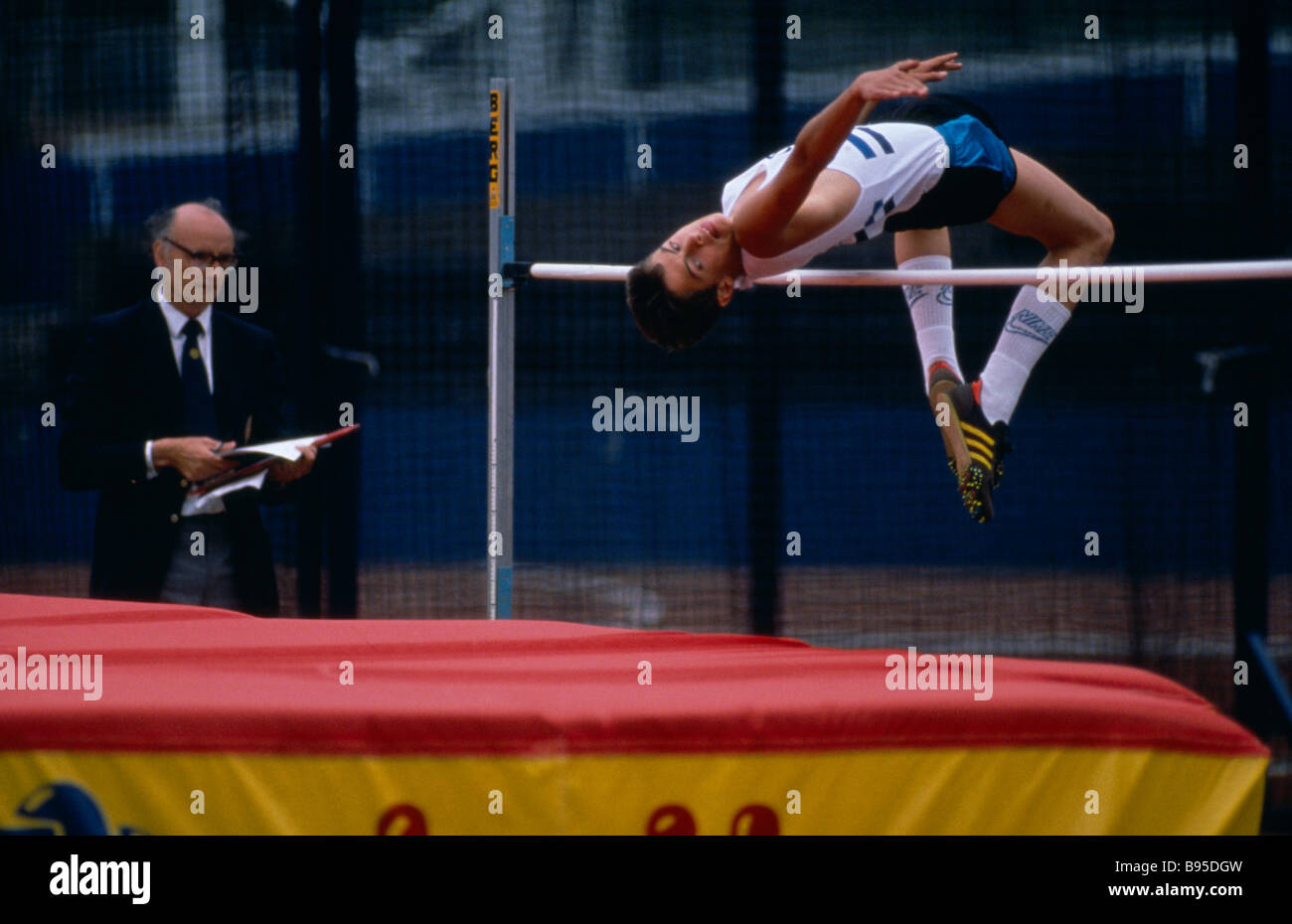 England Sport Leichtathletik Hochsprung Konkurrent Junior Meisterschaften junge Clearing Bar im Hochsprung bogenförmig zurück in Fosbury Flop Stockfoto