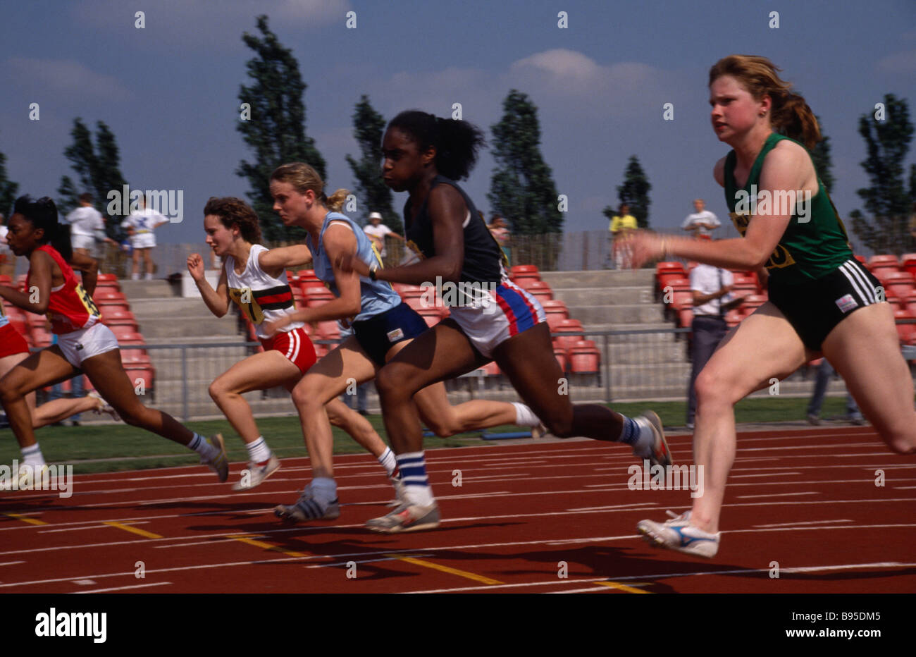 SPORT Leichtathletik verfolgen Teenager Track Event in Schulmeisterschaften. Stockfoto