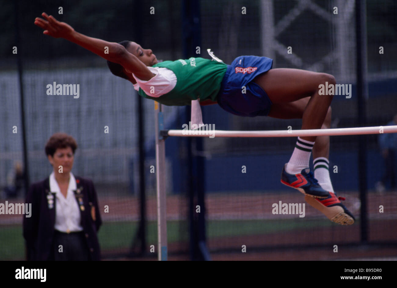 England Sport Leichtathletik Hochsprung Competitor in Schulen Hochsprung Veranstaltung bogenförmig nach hinten über Bar in Fosbury Flop. Stockfoto