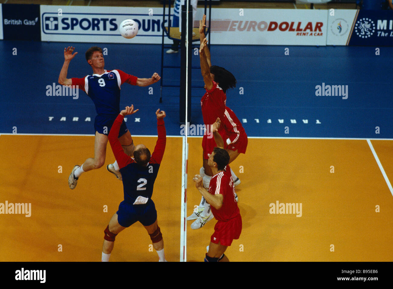 SPORT Ballsport Volleyball, Indoor übereinstimmen mit Spielern auf Netto springenden Ball. Stockfoto