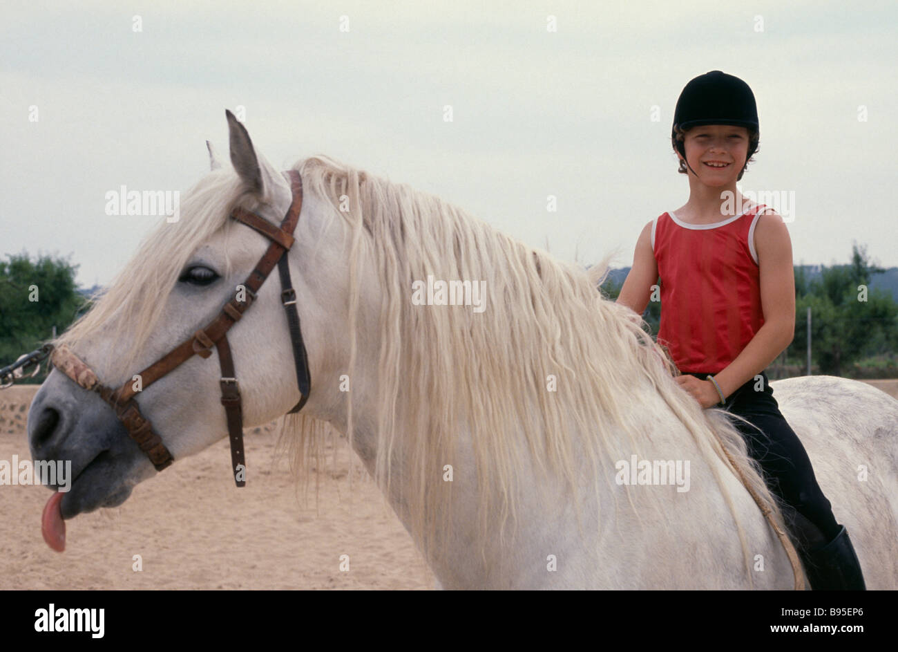 SPORT Reitsport Pferd Reiten junge Mädchen auf pony Stockfoto