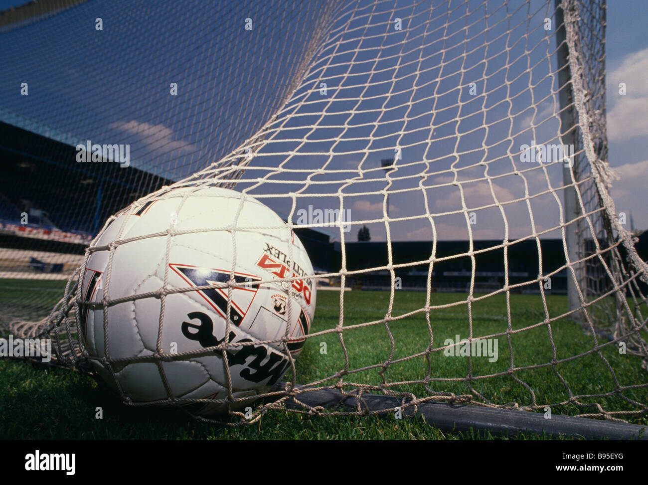 SPORT Fußball Nahaufnahme eines Fußballs im Netz auf der Rückseite das Ziel Stockfoto