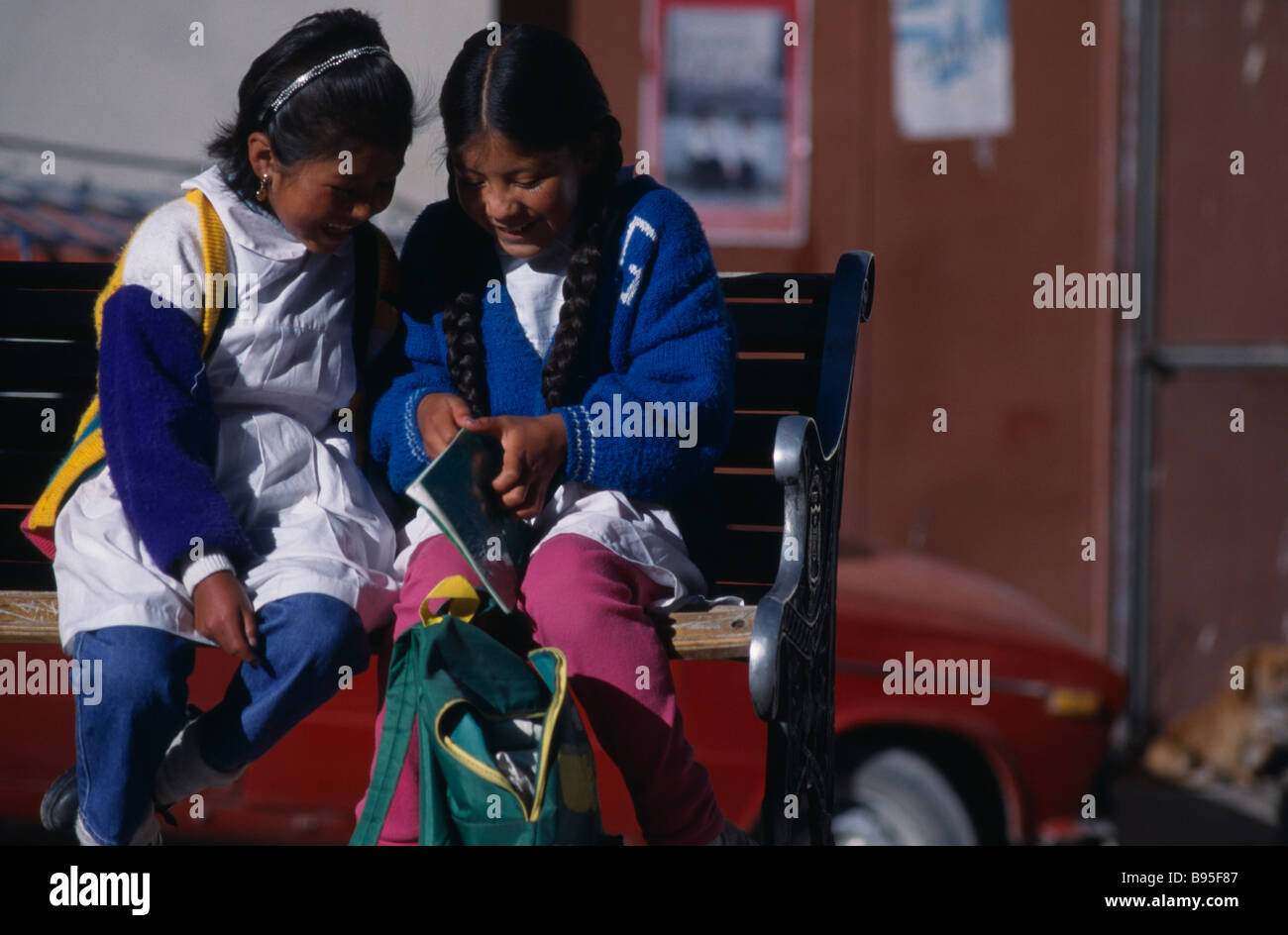 Bolivien Potosi SchülerInnen teilen ihre Hausaufgaben. Stockfoto